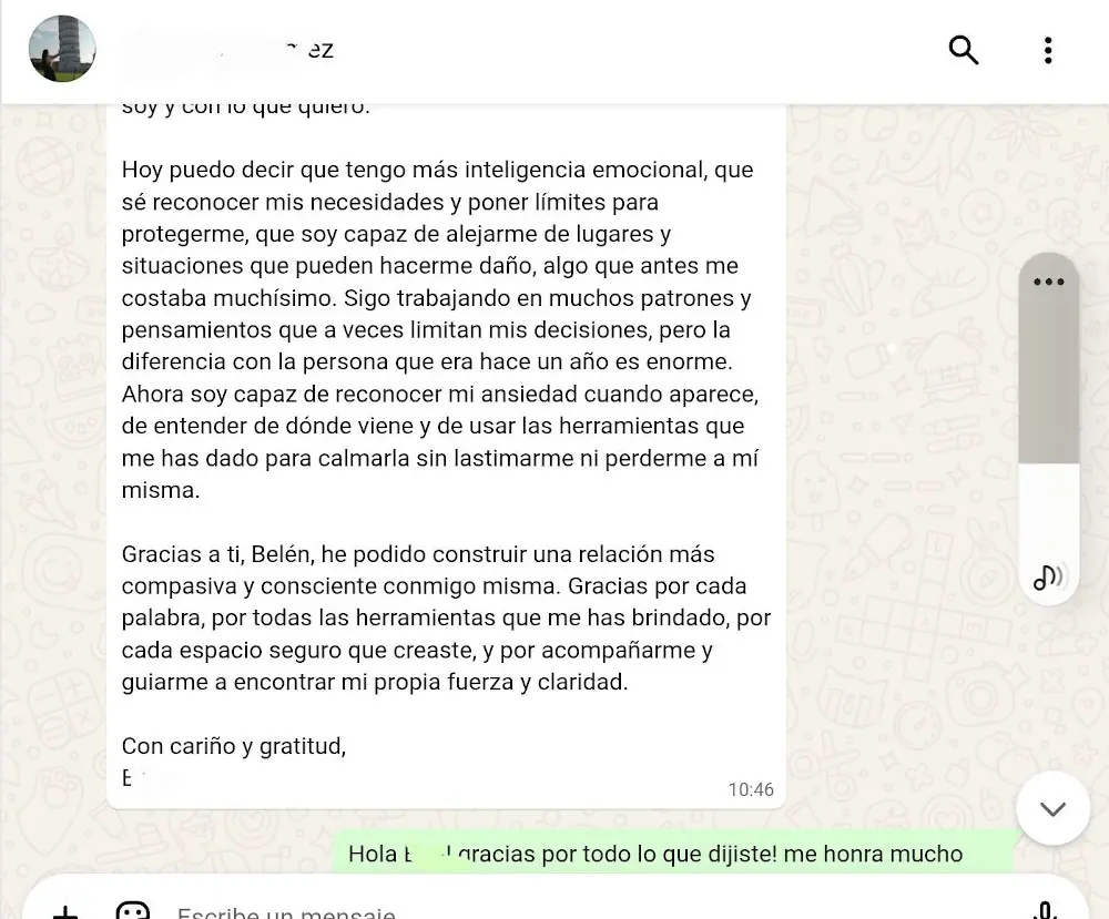 Testimonio 1, parte 2: la misma mujer cuenta que ahora tiene más inteligencia emocional, sabe poner límites, alejarse de situaciones que la dañan y gestionar la ansiedad, construyendo una relación más compasiva consigo misma gracias al proceso con Belén Tarnowski.